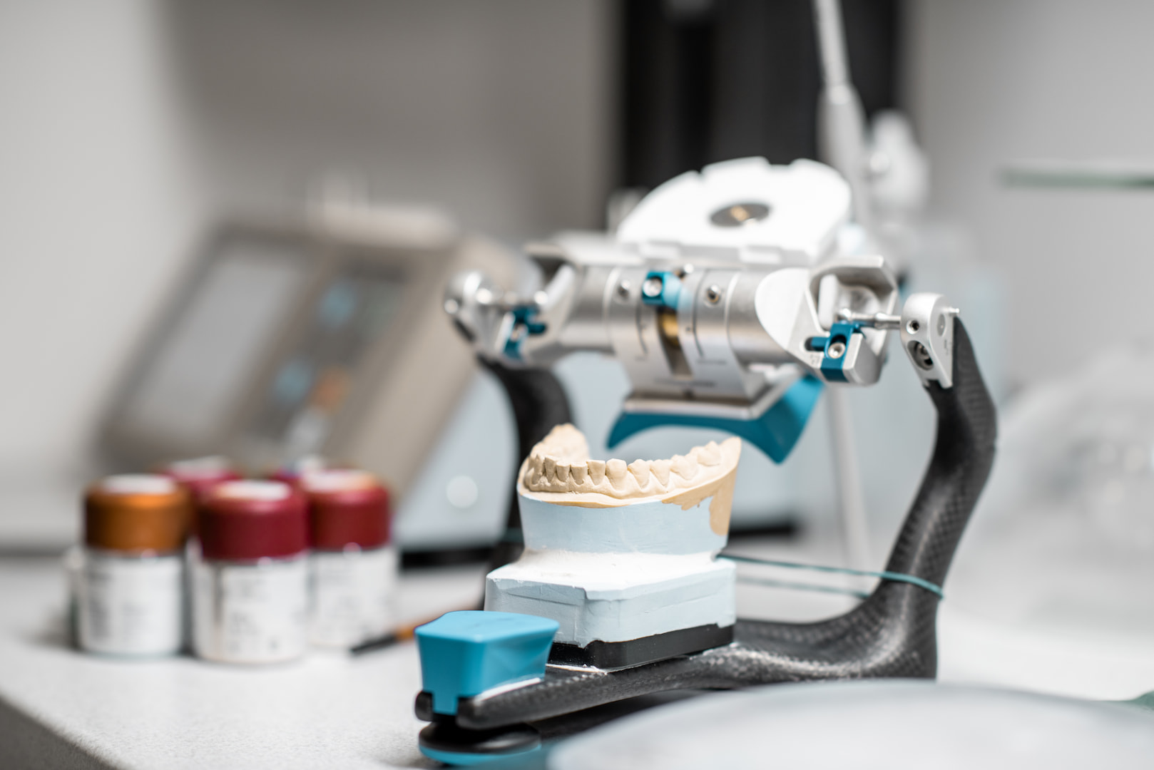 dental-articulator-with-jaw-model-2023-11-27-05-02-25-utc